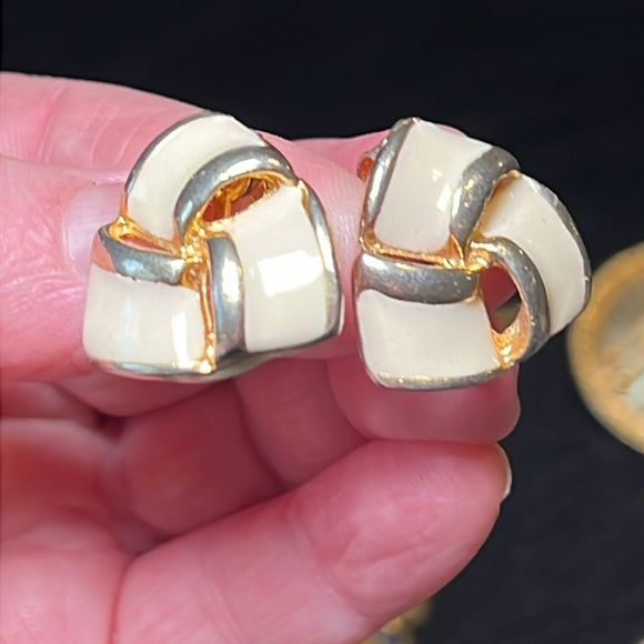 Vintage to modern estate jewelry lot - earrings, bracelets, brooches/pins - Picture 9 of 15